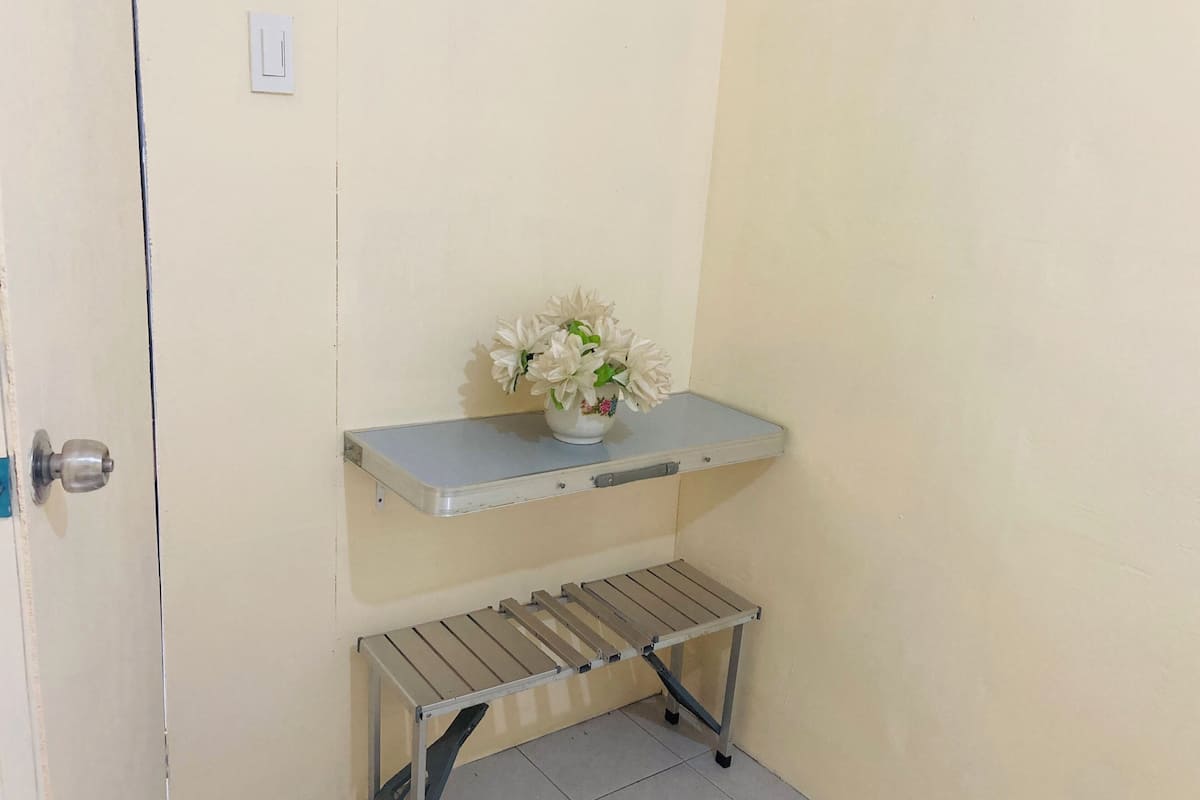 Comfort Oda | Ayrı ayrı döşenmiş, masa, ücretsiz kablosuz İnternet, çarşaf takımı