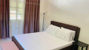 Muebles diferentes, escritorio, wifi gratis y ropa de cama