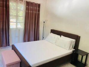 Muebles diferentes, escritorio, wifi gratis y ropa de cama