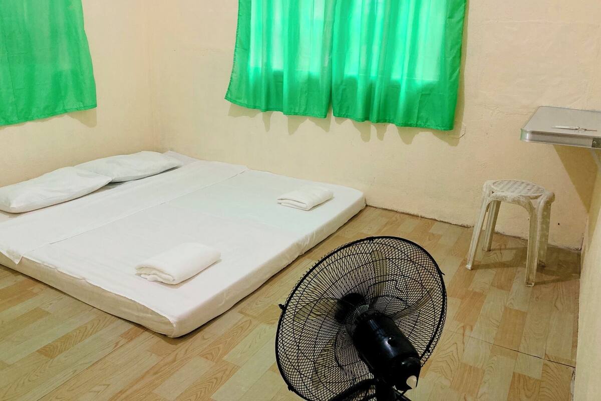 Twin Room | Desk, free WiFi, individually furnished, bed sheets