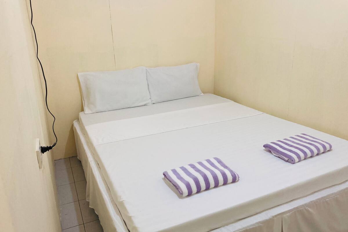 Comfort Oda | Ayrı ayrı döşenmiş, masa, ücretsiz kablosuz İnternet, çarşaf takımı