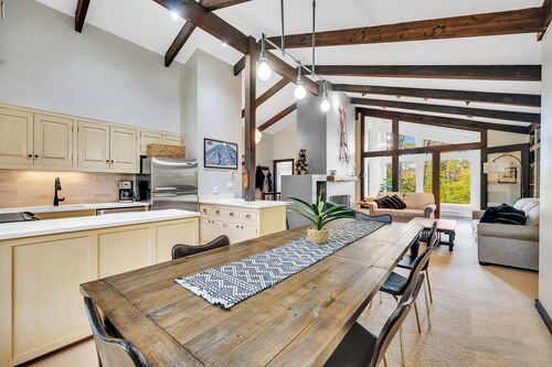 Ski Haus @ Quartermile 3 mins from Base / shuttle  King Beds with Private Baths