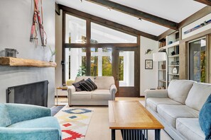 Smart TV, fireplace, video games, stereo - Ski Haus @ Quartermile 3 mins from Base / shuttle  King Beds with Private Baths (Winhall)