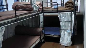 1 habitación, cortinas blackout y tabla de planchar con plancha