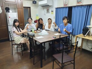 Living area - GUEST HOUSE SAKAE - Hostel (Tokyo)