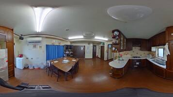 1 habitación, cortinas blackout y tabla de planchar con plancha