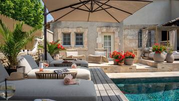 Kolam renang outdoor, dengan payung kolam renang dan kursi berjemur