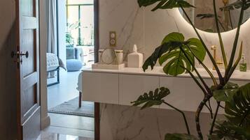 Suite Eksekutif | Kamar mandi | Perlengkapan mandi gratis, pengering rambut, jubah mandi, dan sandal