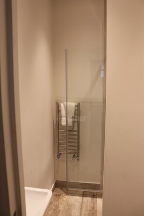 Shower, hair dryer, towels, soap - Central (west London), stylish townhouse with own terrace on quiet street (London)