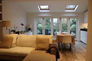 TV - Central (west London), stylish townhouse with own terrace on quiet street (London)