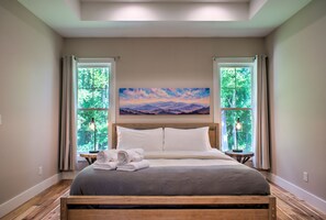 3 habitaciones, escritorio y tabla de planchar con plancha