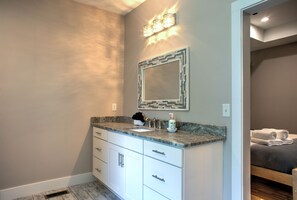 Shower, hair dryer, towels - Mountain Views & Game Room + Biltmore Pass | 16 Min to Asheville (Asheville)