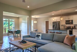 Smart TV, chimenea, futbolito y libros