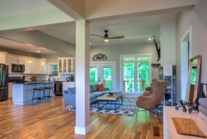 スマートテレビ、暖炉、テーブルサッカー台、書庫