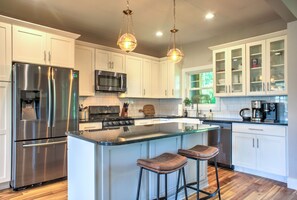 冷蔵庫、電子レンジ、オーブン、コンロ