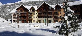 100m from resort center, 3rd floor, view mountain, tv, ski locker, 54m², Serre Chevalier