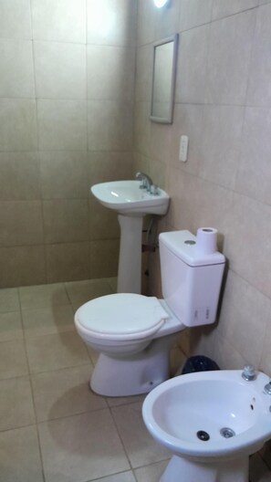 Rainfall showerhead, bidet, towels, soap - Hotel Litoral (Buenos Aires)