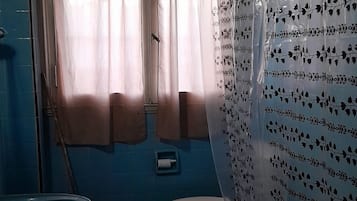 Geniş duş başlığı, bide, havlu, sabun