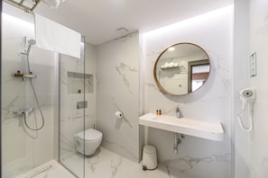 Superior Studio | Bathroom | Hair dryer, towels - Hotel Central Pascani (Pascani)