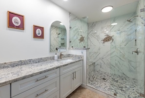 Condo, 2 habitaciones | Baño | Toallas y shampoo 