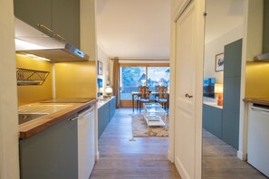 Fridge, microwave, coffee/tea maker, cookware/dishes/utensils - Renovated studio in the heart of pedestrian Megève (Megève)