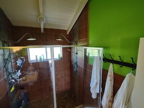 Dusche, Handtücher, Seife, Shampoo