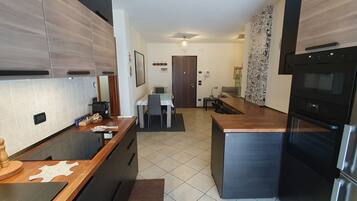 Frigorifero, microonde, forno, piano cottura