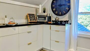 Fridge, microwave, oven, coffee/tea maker