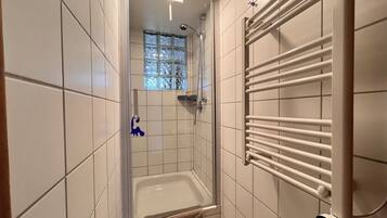 Dusche, kostenlose Toilettenartikel, Haartrockner, Bademäntel