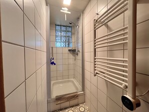 Douche, articles de toilette gratuits, sèche-cheveux, peignoirs