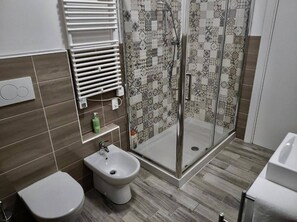 Een douche, een haardroger, een bidet, handdoeken