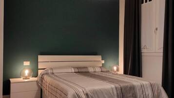 Een strijkplank/strijkijzer, gratis wifi, beddengoed