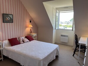 3 chambres, fer et planche à repasser, Wi-Fi, draps fournis