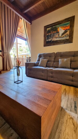 Premium Room | Living area | 70-inch Smart TV with digital channels, Netflix, streaming services - Valle Paradiso (Imbituba)