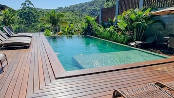 Piscina externa, funciona das 9h às 22h, guarda-sóis, espreguiçadeiras