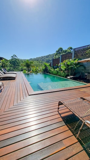 Outdoor pool, open 9:00 AM to 10:00 PM, pool umbrellas, pool loungers - Valle Paradiso (Imbituba)