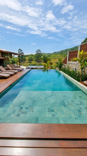 屋外プール、営業時間 9:00 ～ 22:00、プール パラソル、サンラウンジャー