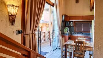 Quarto premium | Cozinha privada | Máquina de café expresso, cafeteira/chaleira