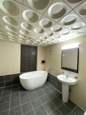 Superior Triple Room | Bathroom