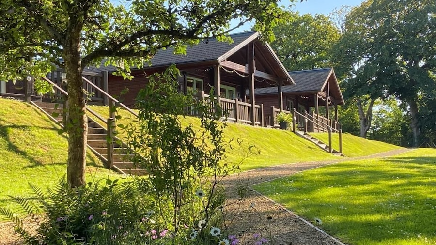 Hollybush Lodges