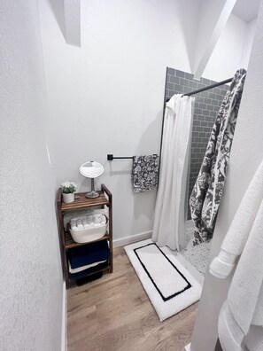Dusche, Haartrockner, Handtücher, Seife