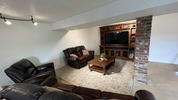 Smart-TV, DVD-Player, Tischfußball, Bücher