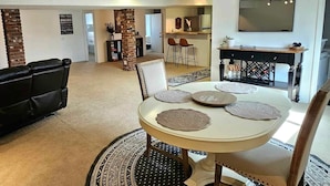 A dining area with a round table, chairs, and a patterned rug. - 3 bedroom loft (Wenatchee)