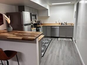 Refrigerador, microondas, horno y parrilla de estufa 