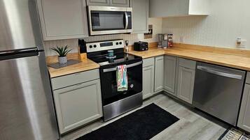 JÀÀkaappi, mikroaaltouuni, uuni, liesi