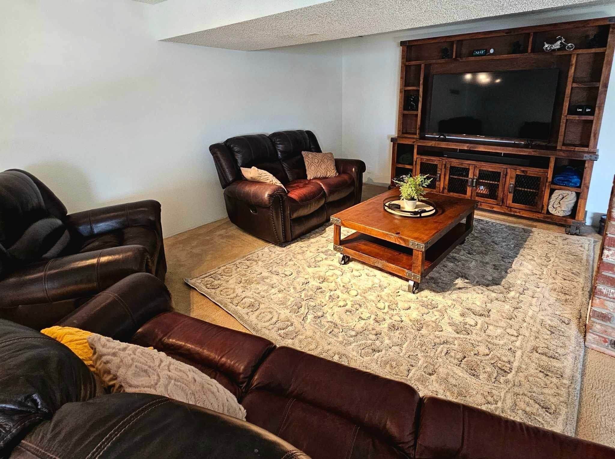 Smart-TV, DVD-Player, Tischfußball, Bücher