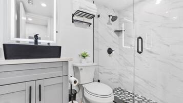 Douche, sèche-cheveux, serviettes fournies, papier toilette