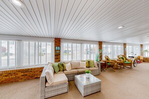 TV, video games, DVD player - Dog-friendly home near beach with 2 pools, tennis, amazing views, outdoor shower (Ocean City)