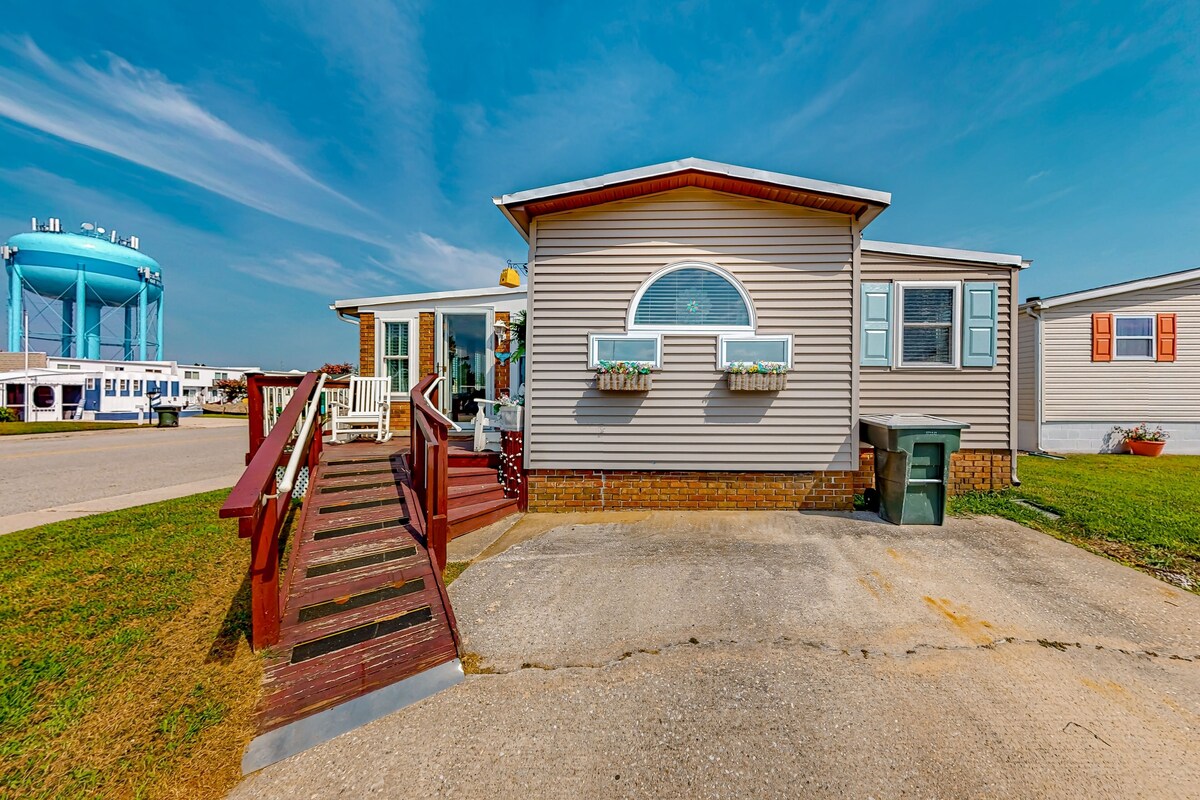 Dog-friendly home near beach with 2 pools, tennis, amazing views, outdoor shower