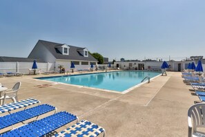 Pool - Dog-friendly home near beach with 2 pools, tennis, amazing views, outdoor shower (Ocean City)